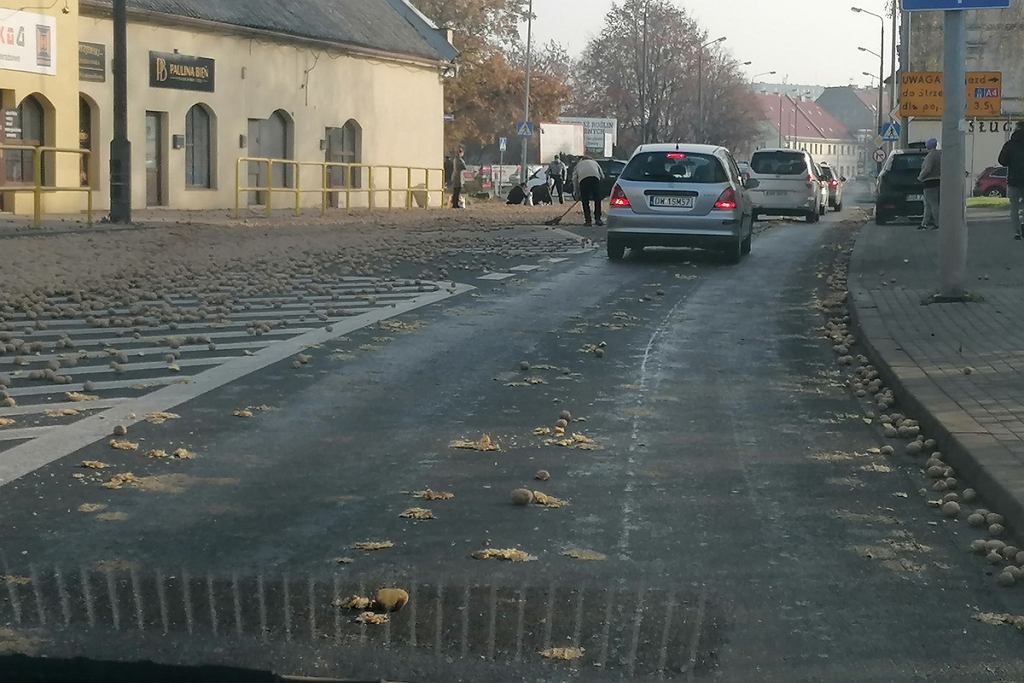 На улице разбросано 16 тонн картофеля. Груз был плохо закреплен, водитель был пьян