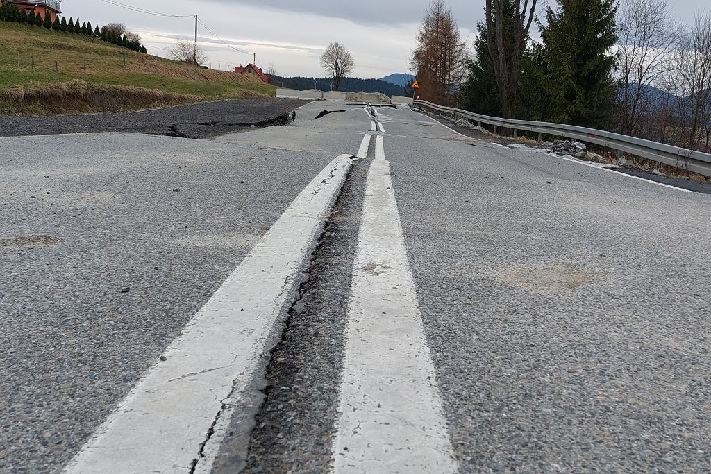 DK28 в Касине Вельке полностью разрушен. Спустя почти год начинается его реконструкция.