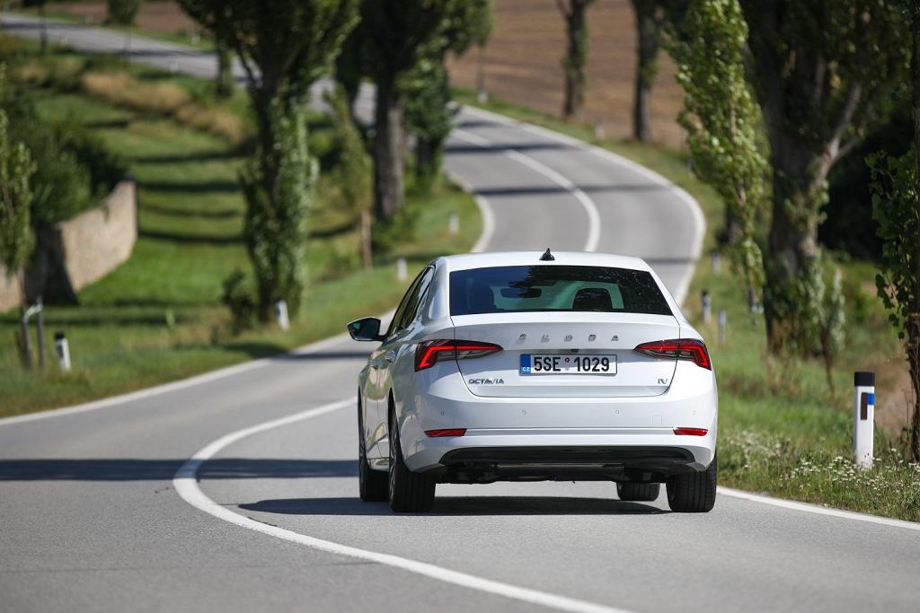 Эта Skoda – самая продаваемая модель в Польше! Теперь в новой гибридной версии!