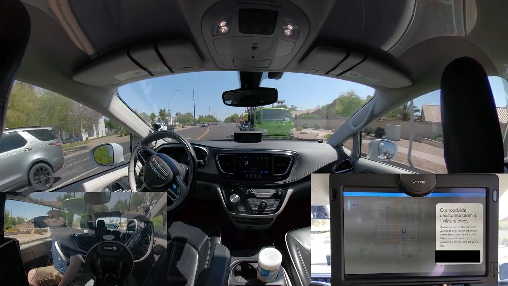 Беспилотный автомобиль Waymo сначала заблокировал движение, а затем попытался скрыться от технической команды