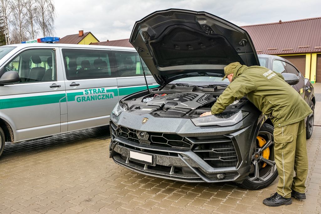 Остановившийся в Дорохаске внедорожник Lamborghini представляет собой 650-сильный Urus. Что стоит знать об этом автомобиле?