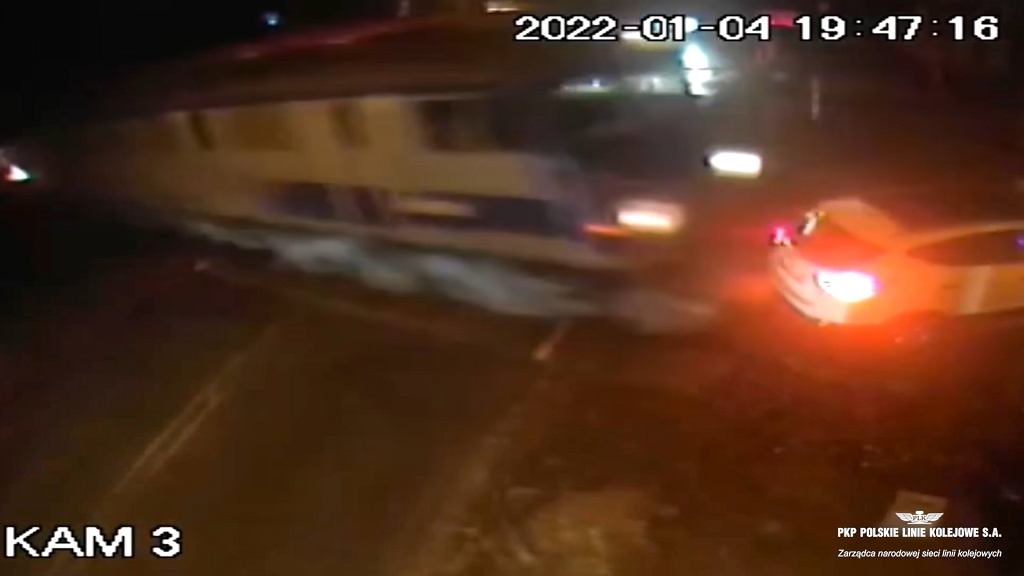 ПКП раскрывает запись. Автомобиль раздавлен поездом [ВИДЕО]