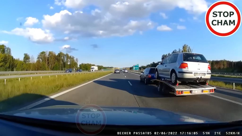 Пассат тянул эвакуатор. Внезапно он начал с ней «танцевать» на дороге