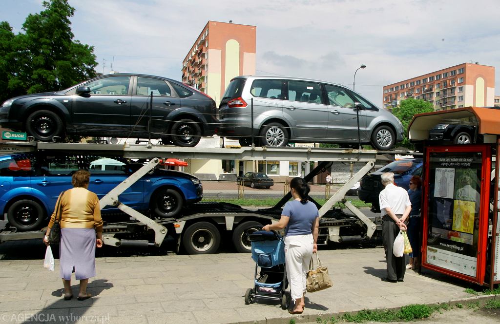 Поляки скупают старые автомобили и платят за них все больше и больше. Декабрь стал рекордным
