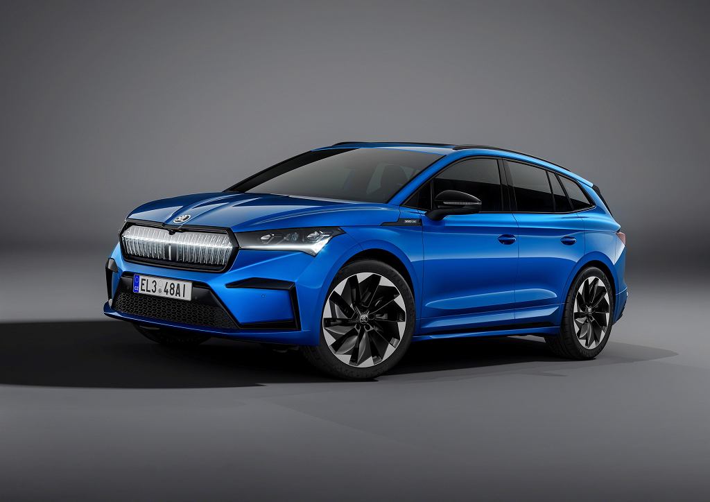 Skoda Enyaq iV в спортивной версии Sportline. Внедорожник окрашен в черно-красный цвет