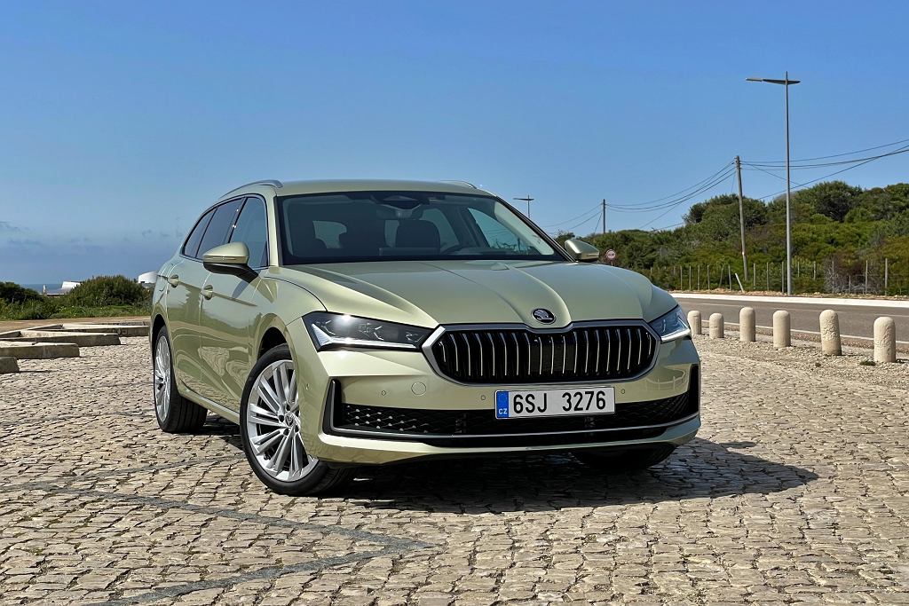 Новая Skoda Superb с обширным прайс-листом. Есть мощный бензиновый и подключаемый гибрид.