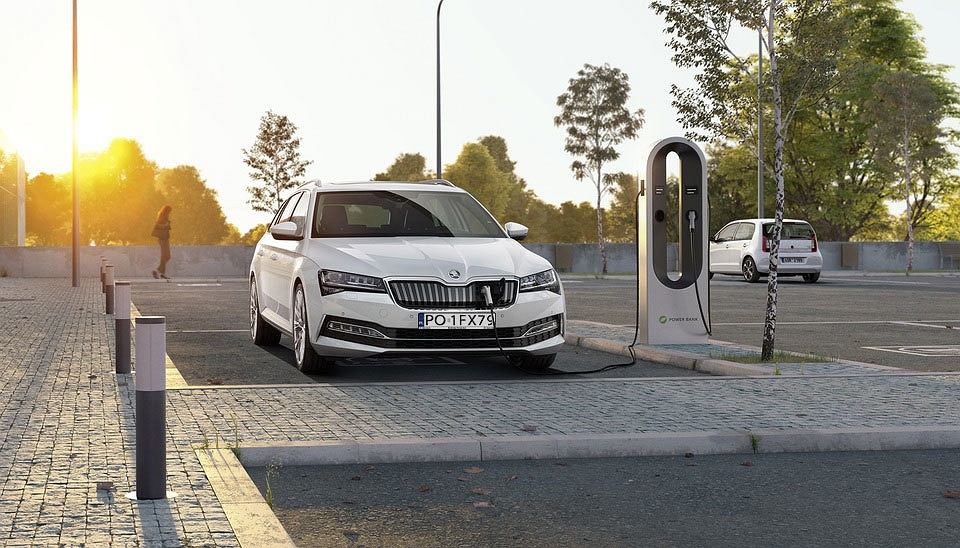 Мнения Moto.pl: Skoda Superb iV — флагманский лифтбек Skoda теперь с гибридным приводом