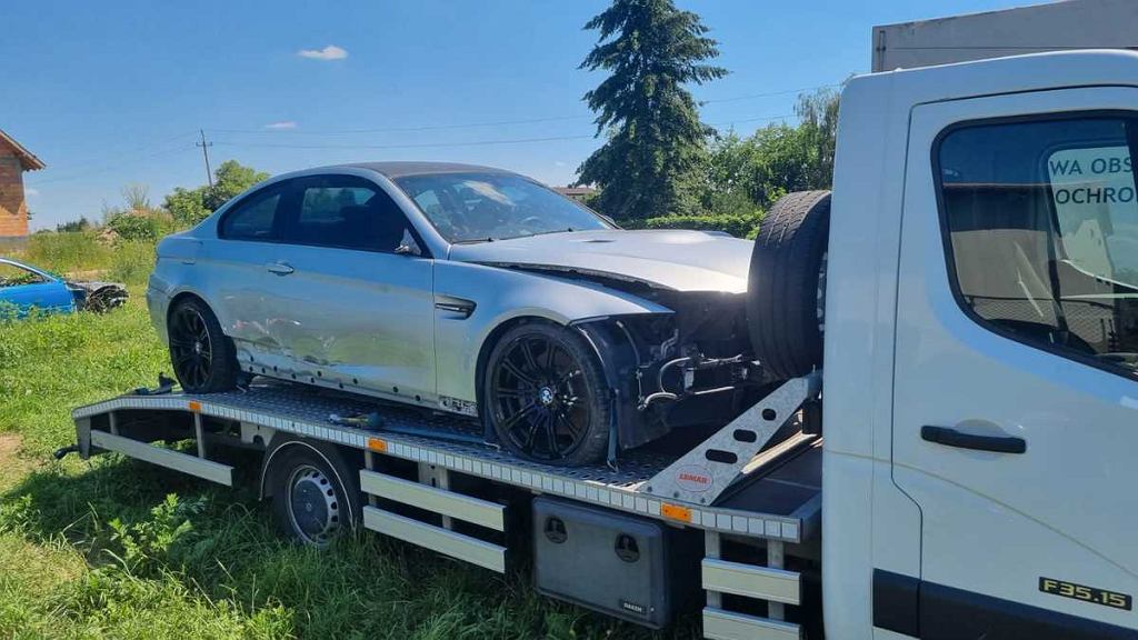Они угнали спортивные автомобили методом «эвакуатора». Их поймали на следующий день