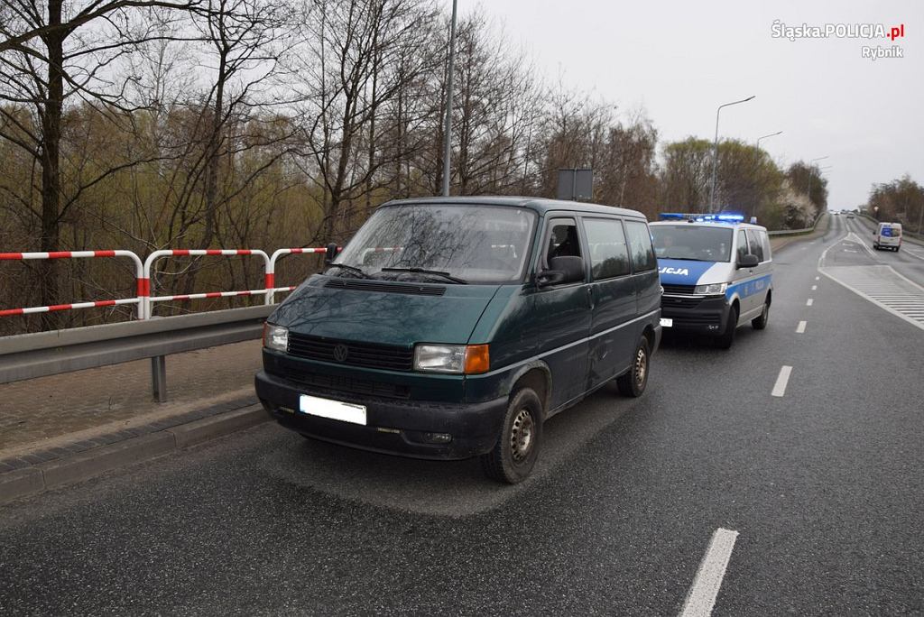Украденный автобус с багажником, полным награбленного. За рулем оказалась 29-летняя девушка с наркотиками в трусах