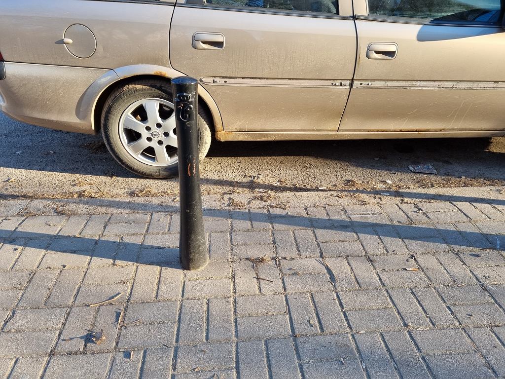Парковка прямо возле столбиков. Водителя могут только оштрафовать или отбуксировать?