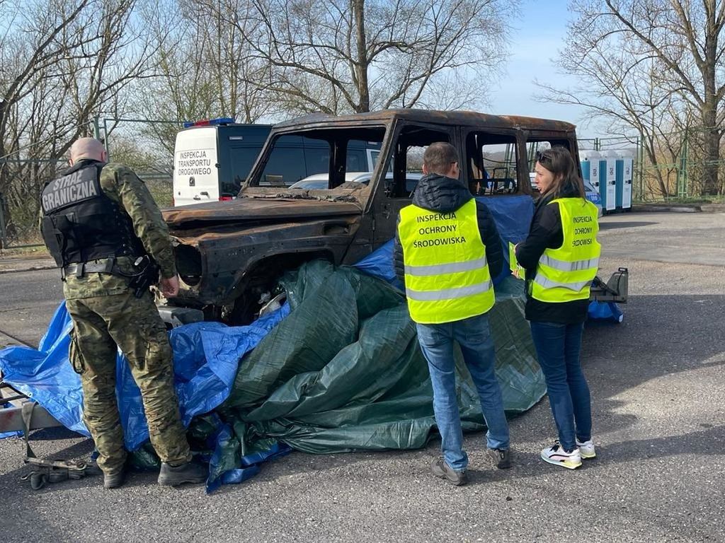 Он импортировал Мерседес из Германии. Теперь он будет отвечать за вывоз мусора