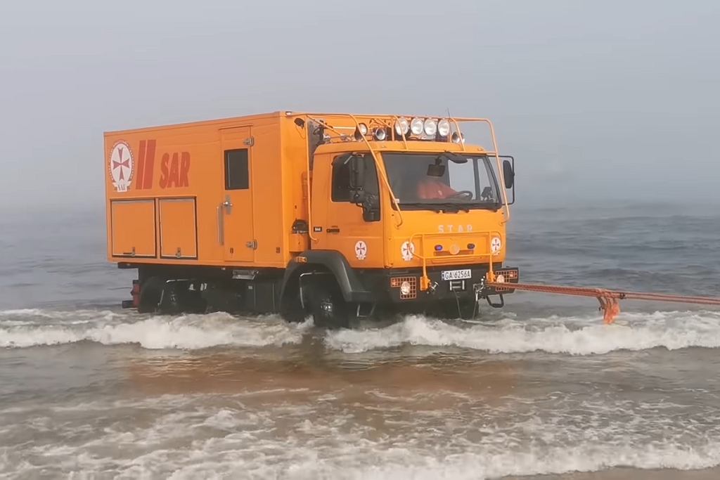 Внедорожник «Звезда» въехал в море. Необычная спасательная операция