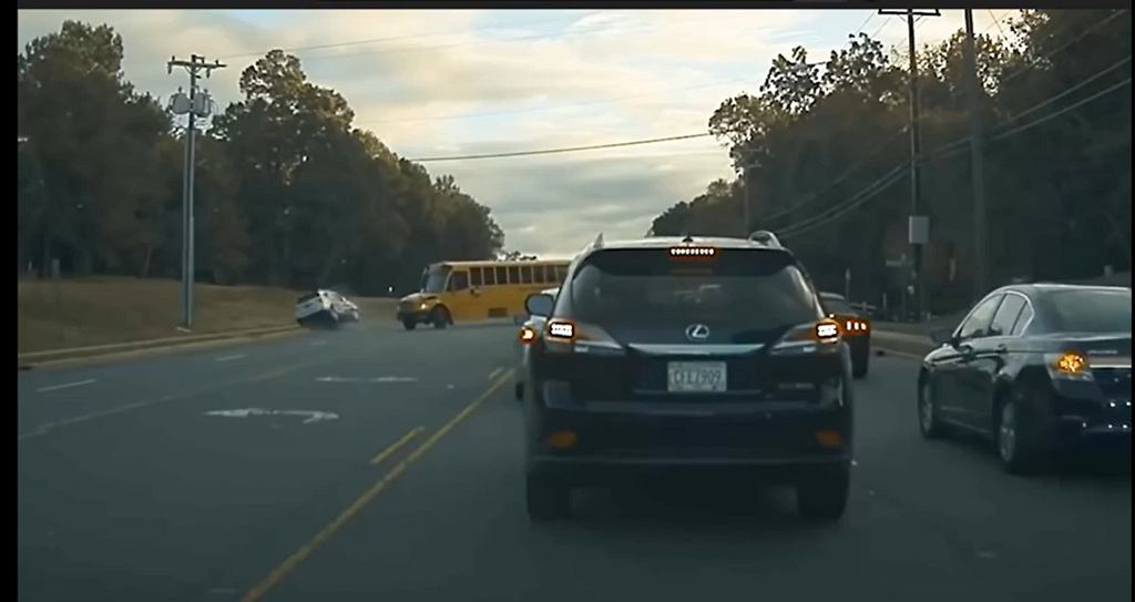 Водитель Subaru слишком спешил. Карма быстро его догнала [ВИДЕО]