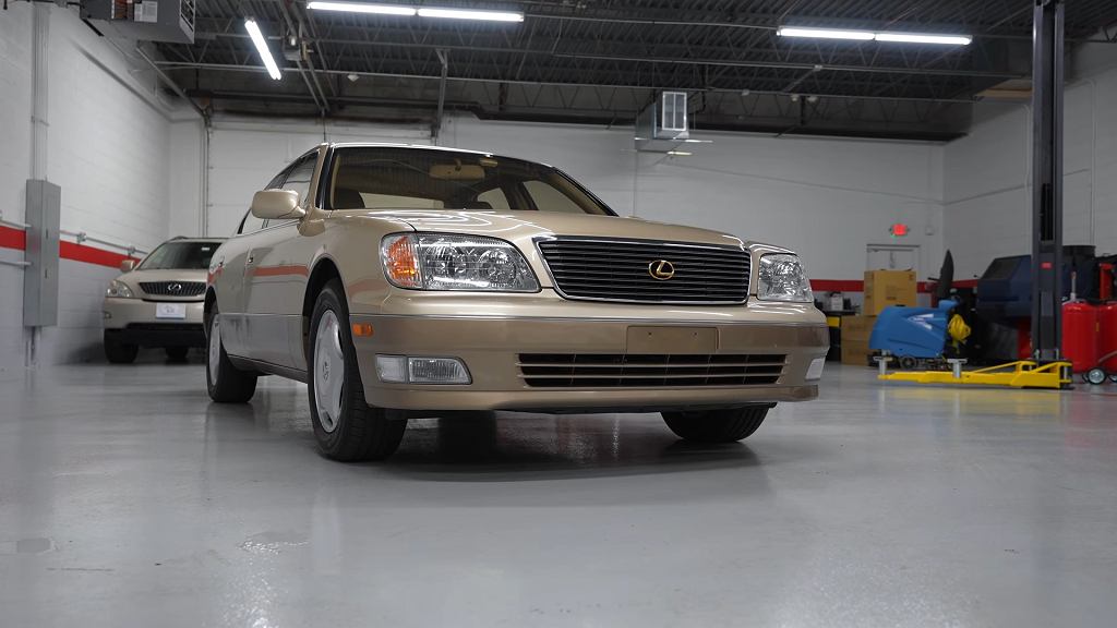 Lexus LS 1999 года выглядит так, будто только что покинул автосалон. Это называется заботой о хорошем [ВИДЕО]