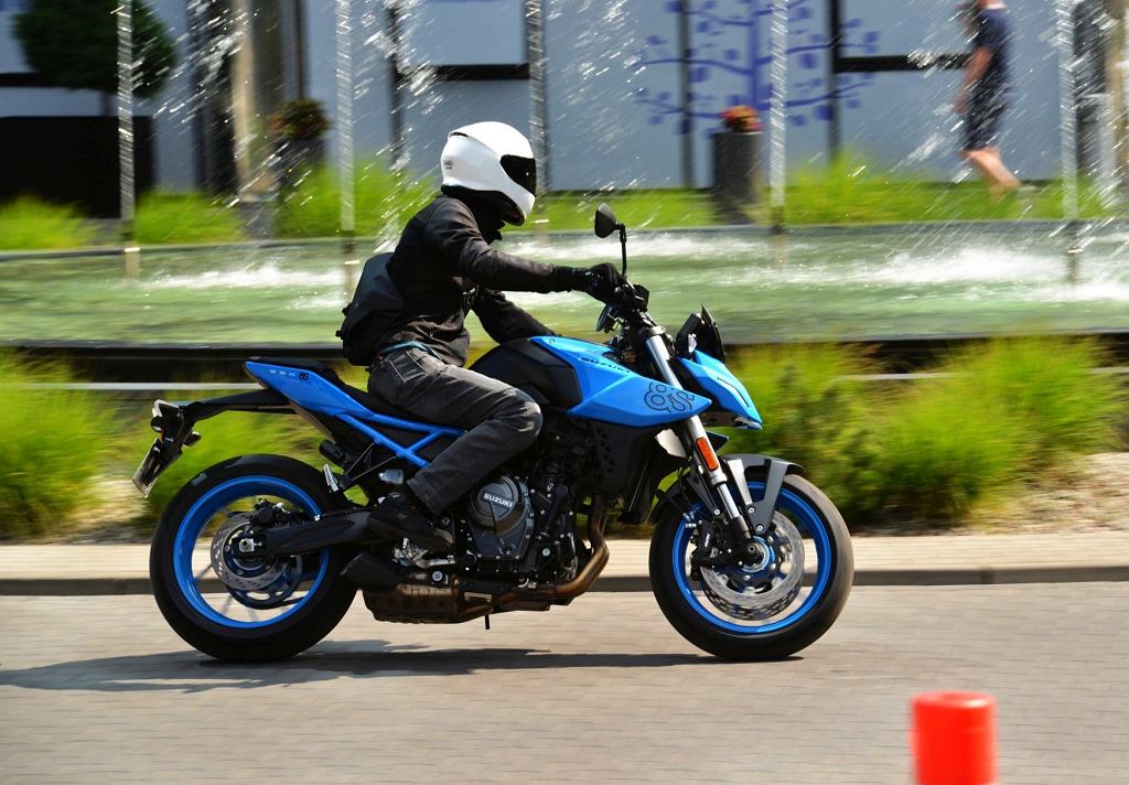 Два новых мотоцикла Suzuki: GSX-8S и V-Strom 800DE. Вы будете довольны