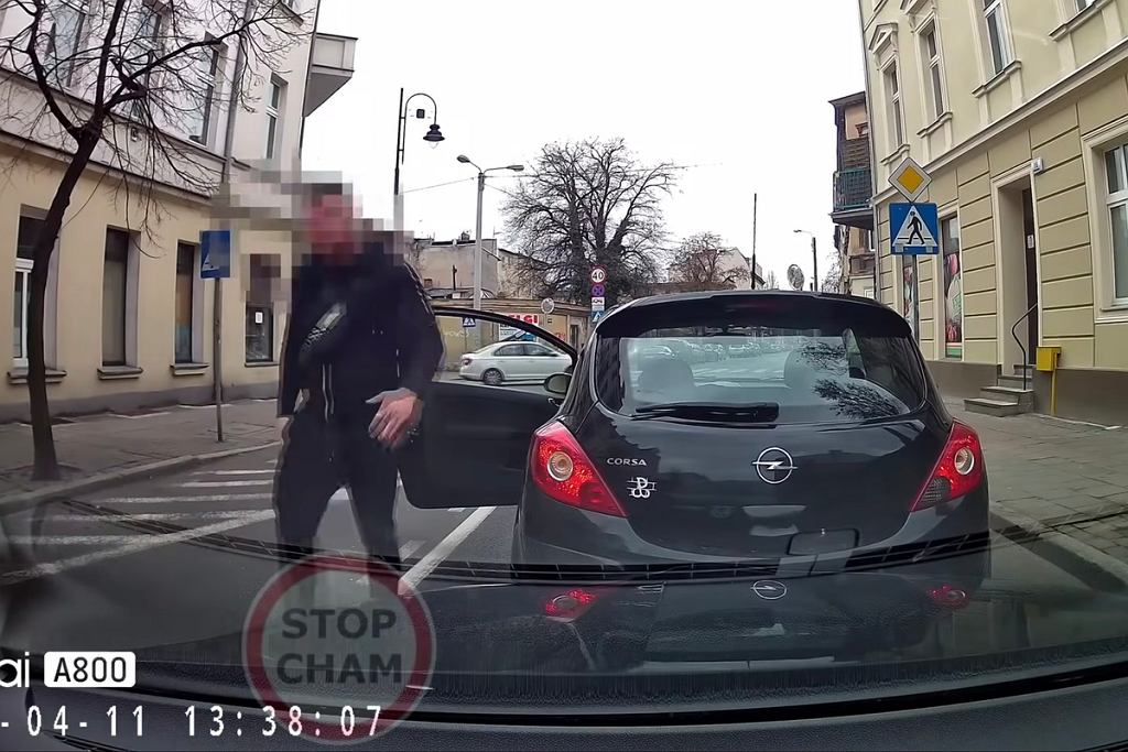 Гудок таксиста разозлил водителя Corsa. Он выскочил, словно на бой в октагоне.