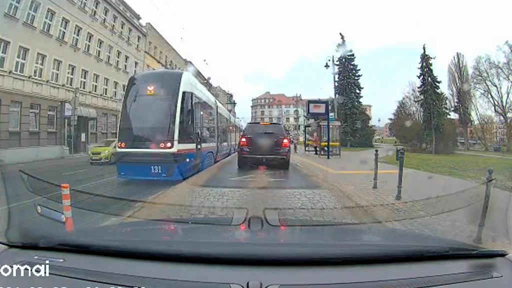 Этот водитель показал свою глупость на автобусной остановке в Вене. Ему грозит огромный штраф
