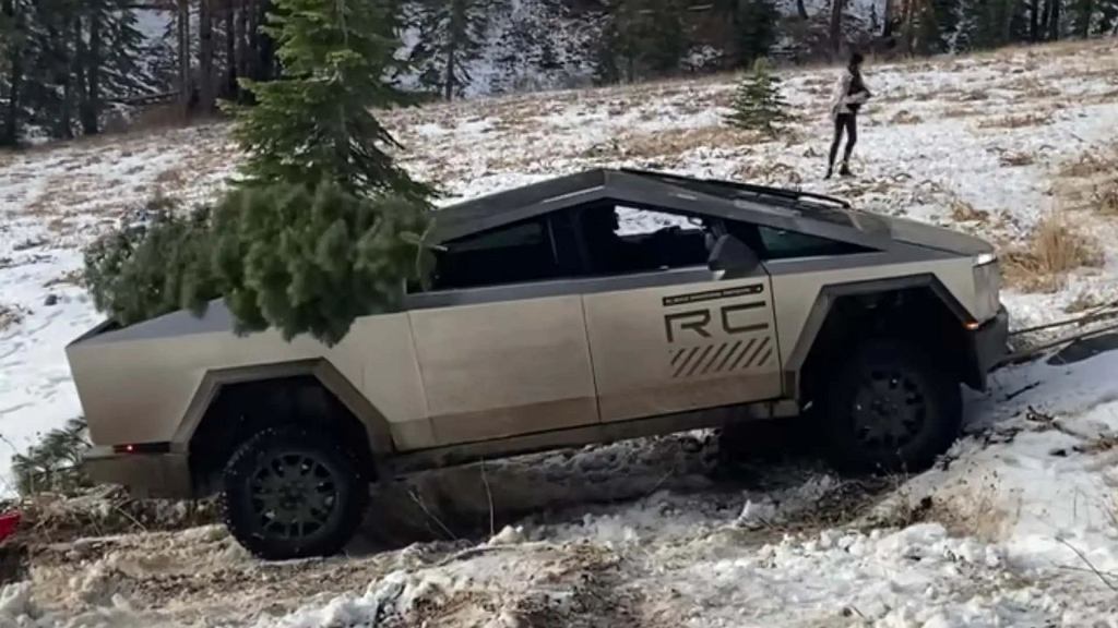 Tesla Cybertruck пошёл за ёлкой и застрял. Сгорание Форда должно было помочь