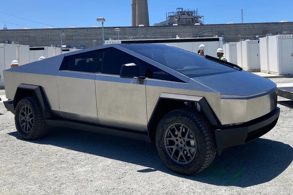 В сеть попали неутешительные фотографии кабины Tesla Cybertruck. Илон Маск: «Лучший продукт Tesla»