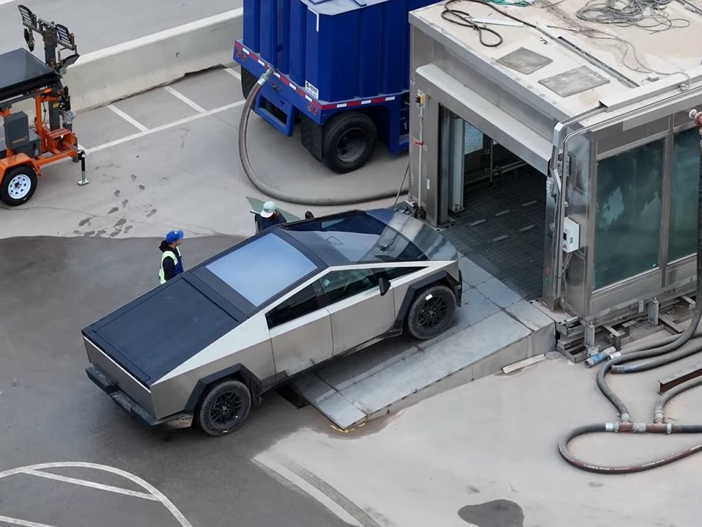 Tesla Cybertruck крут, но его задние двери не закрываются