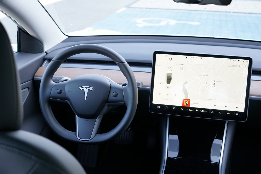 Владелец Tesla одолжил машину своему тестю. Он что-то нажал и с карты исчезло 14000. доллары