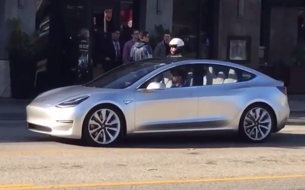 Видео | Tesla Model 3 вышла на дороги