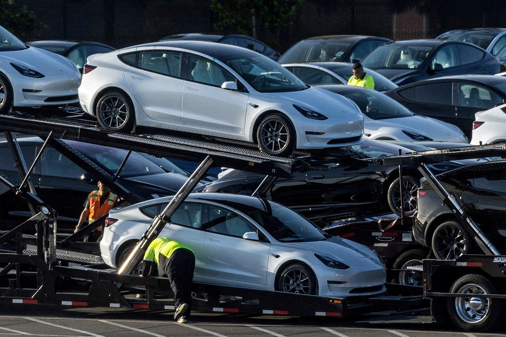 Люди теряют работу в Tesla. Новая волна массовых увольнений в компании Илона Маска