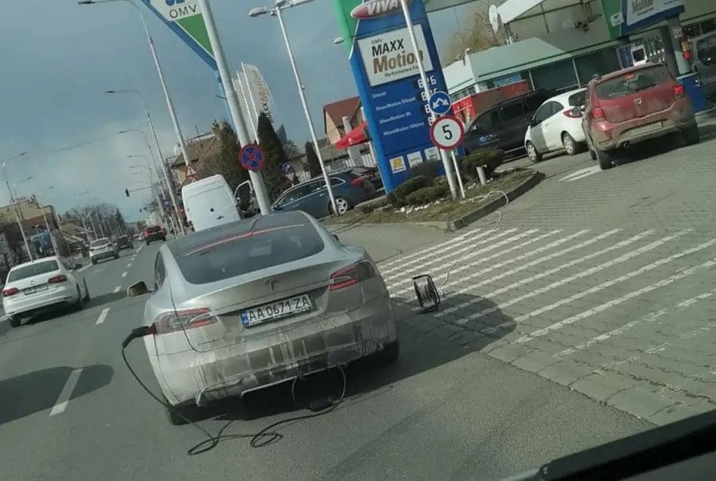 Он сбежал из Украины на Tesla. У него закончилось электричество в километре от зарядного устройства