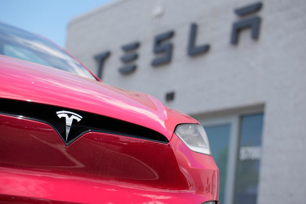 Tesla снова снизит цены на Model 3 и Y. Это настоящая электрическая война.