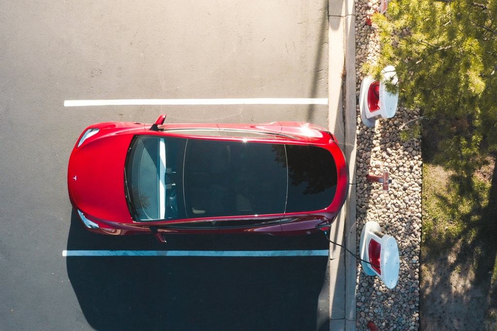 Tesla работает над нагнетателями V4. Еще больше мощности и более быстрая зарядка