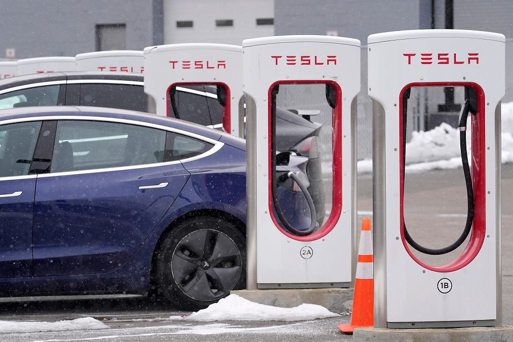 У Теслы проблема. Маск уволил всю команду Supercharger, потому что поссорился с ее боссом