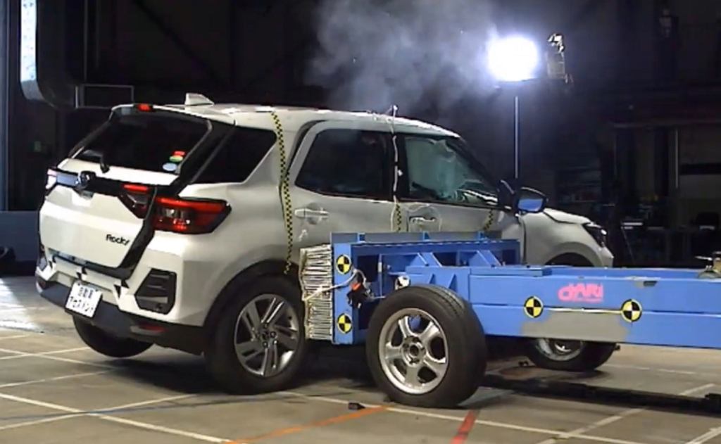 ЯпонияВорота. Это конец Daihatsu? Производитель уже много лет обманывает покупателей. Бренд Toyota приостанавливает продажи автомобилей