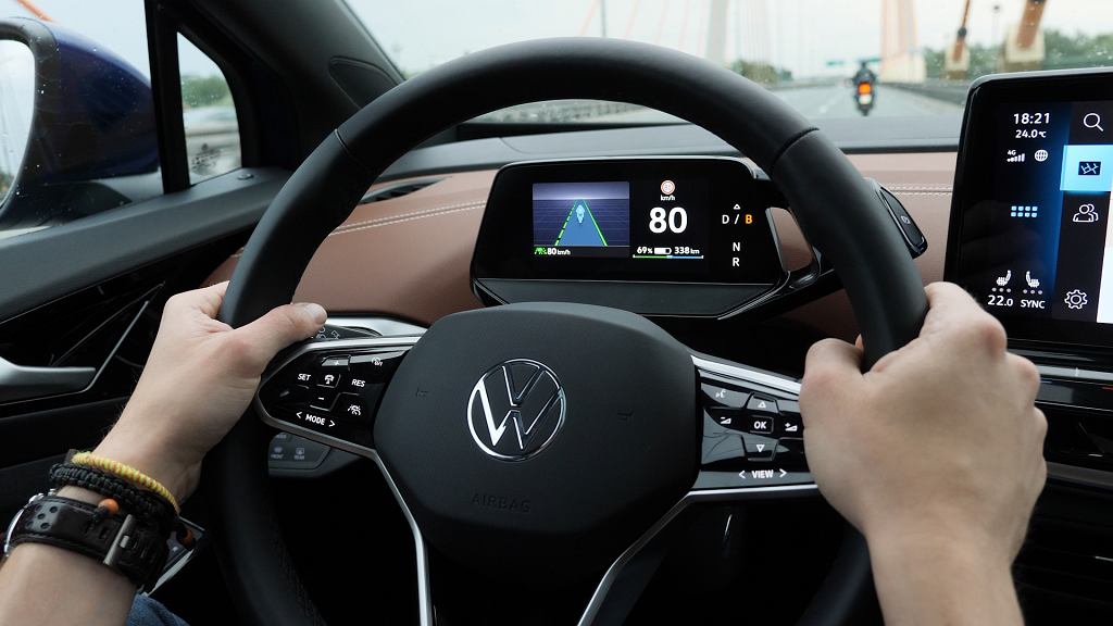 Мы тестируем Travel Assist в VW ID.5. «Однажды воспользовавшись им, трудно остановиться»