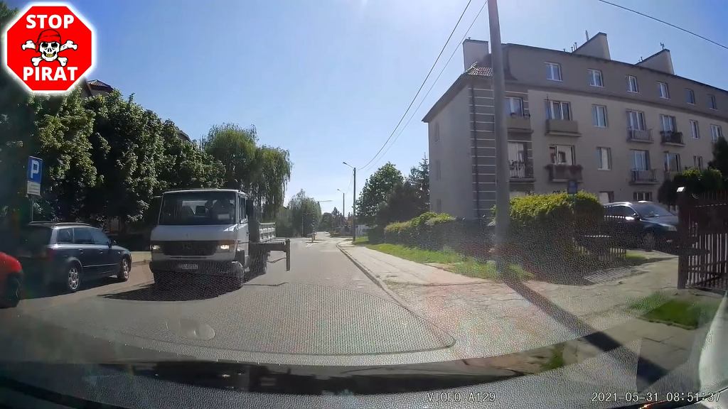 Это был чрезвычайно странный несчастный случай. Он ударил движущуюся машину выступающей опорой