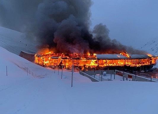 В Альпах сгорел музей уникальных мотоциклов. Большой пожар на перевале Тиммельсйох