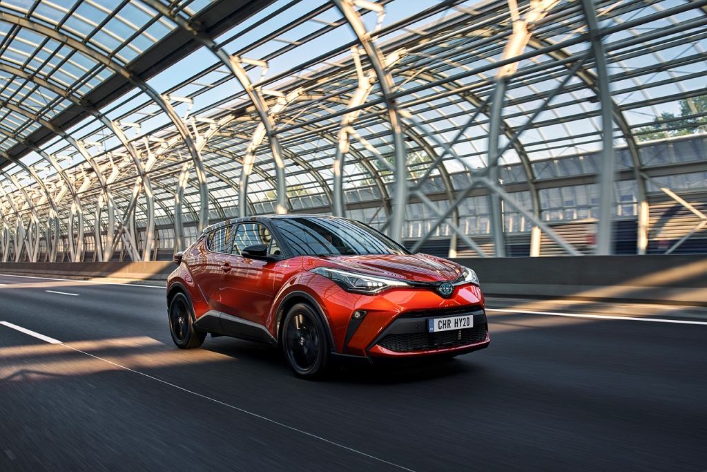Оценена новая Toyota C-HR - футуристический кроссовер почти за 100 000 злотых.