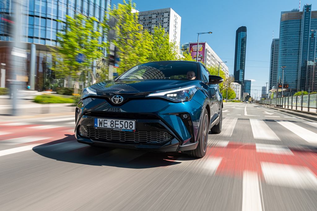 После пандемии продажи в автосалонах возобновились. Toyota предлагает скидки до 21 000 злотых. злотый