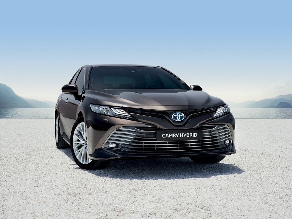 Управлять этой комфортабельной Toyota Camry по-настоящему приятно! Сбалансированный современный седан с красивыми линиями.