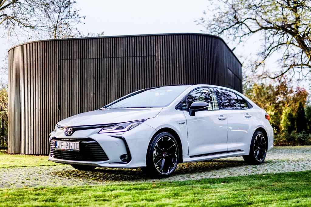 Седан Corolla доступен сразу. Дилеры получили дополнительные экземпляры