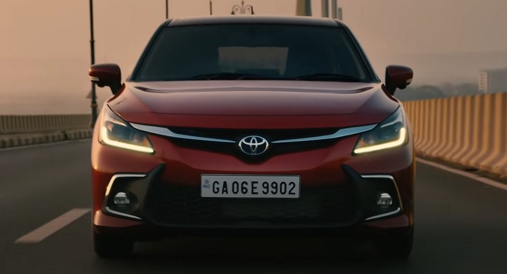 Toyota Glanza появилась в Индии. Это брат Сузуки Балено.