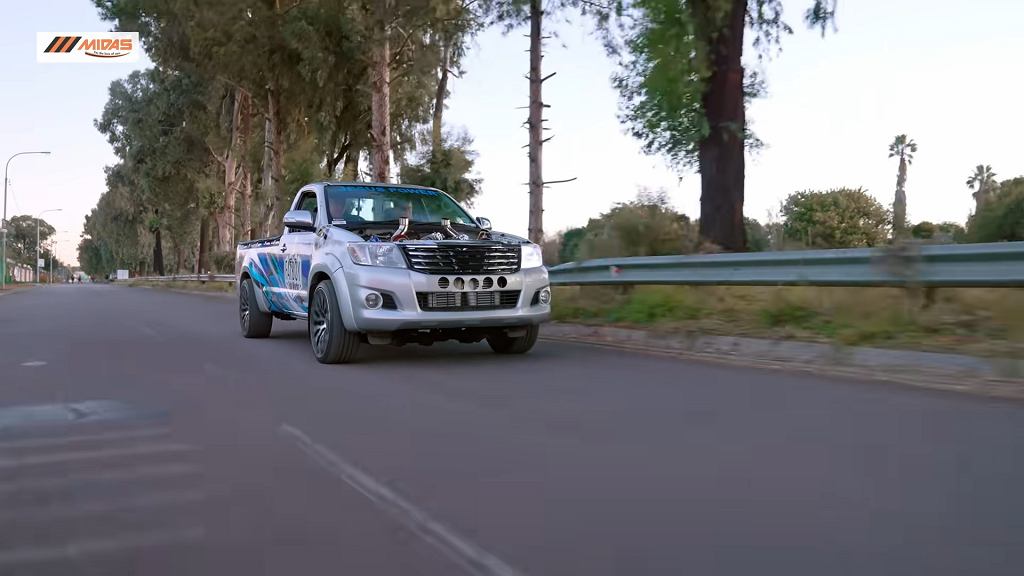 Hilux — мощный пикап. Однако в ЮАР в него поставили двигатель V12 [ВИДЕО]