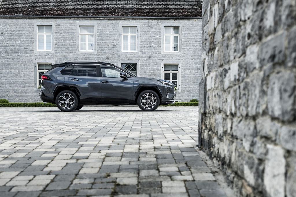 Плагин-гибрид Toyota RAV4 уже доступен в Польше. Бестселлер с плагином почти за четверть миллиона