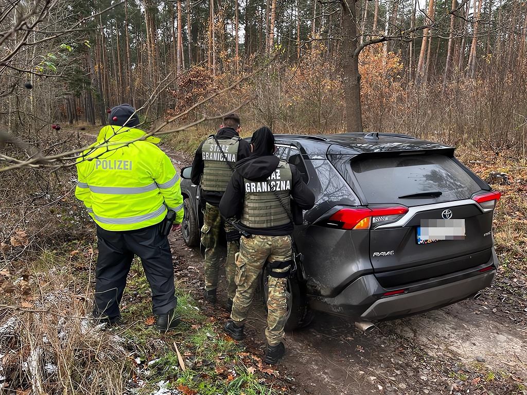 Погоня за угнанным внедорожником. Беглец бросил машину в роще и скрылся пешком