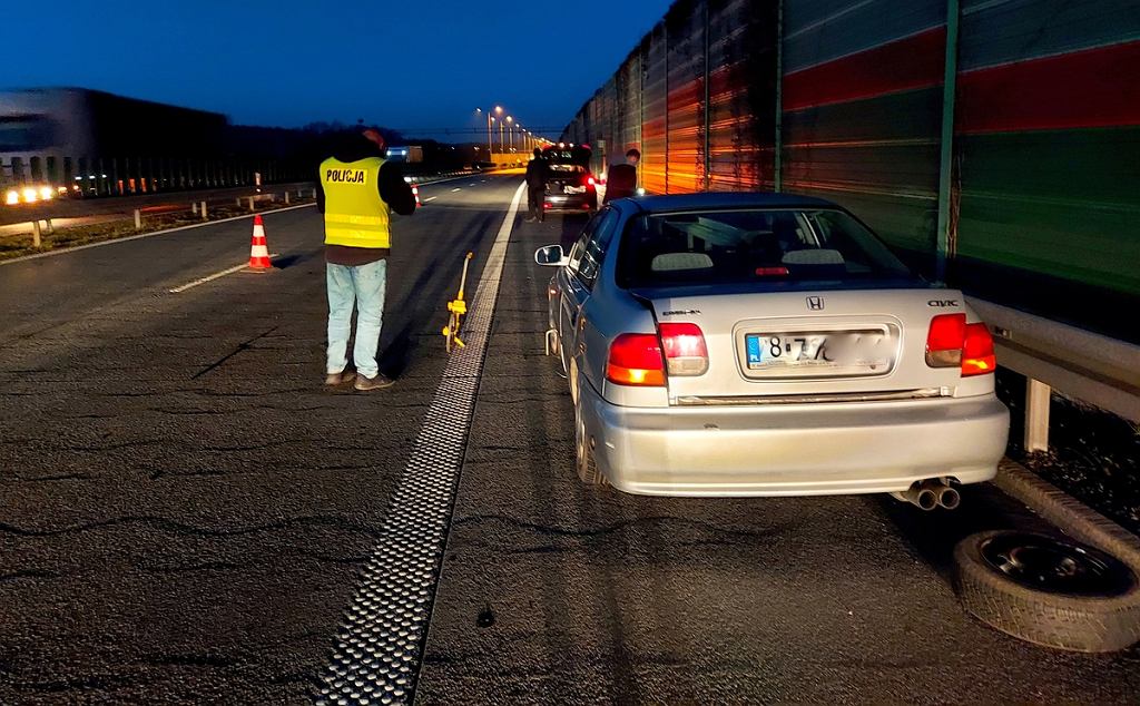 Смерть на S8. Он менял колесо на аварийной полосе, когда его сбил грузовик.