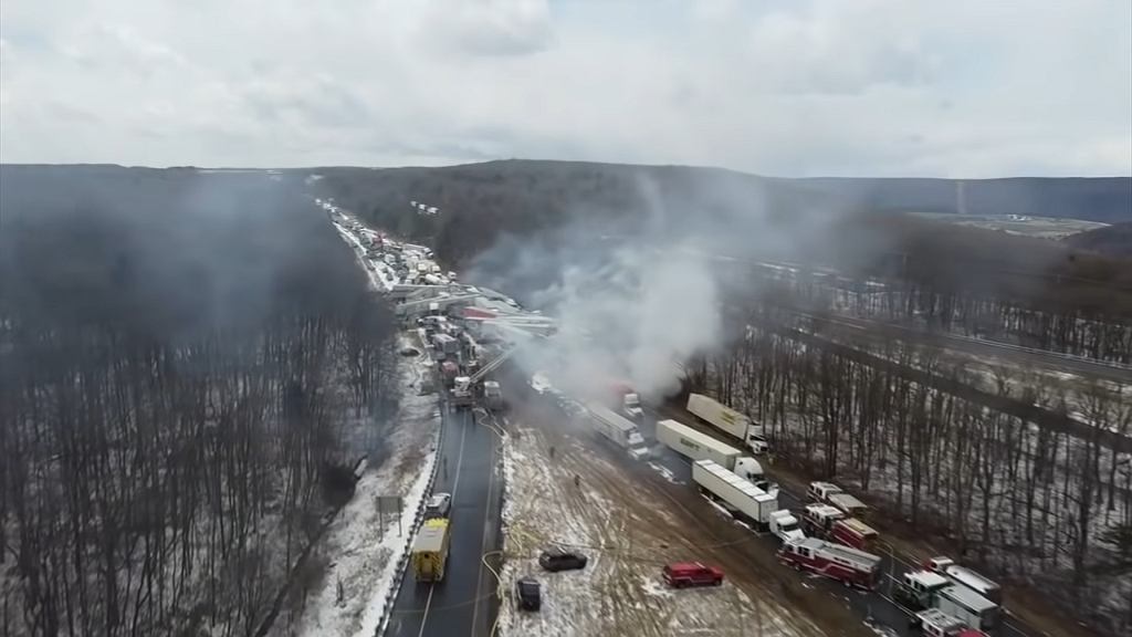 Трагическая авария на шоссе в США. Снежный шквал удивил водителей [ВИДЕО]