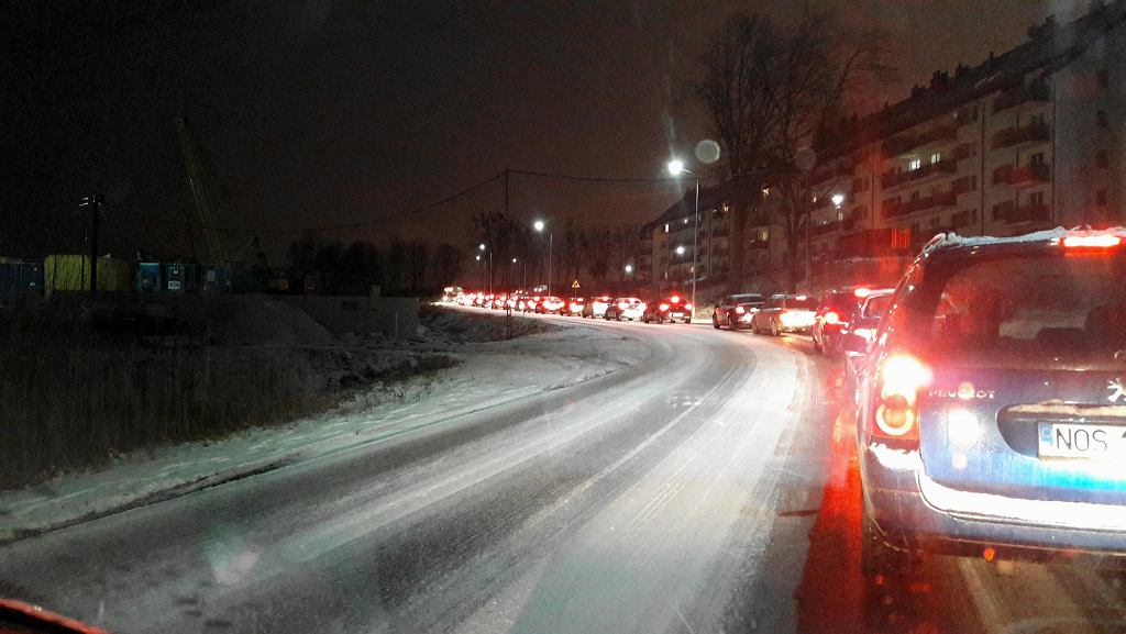 Снег засыпал полосы на дороге. Как себя вести?