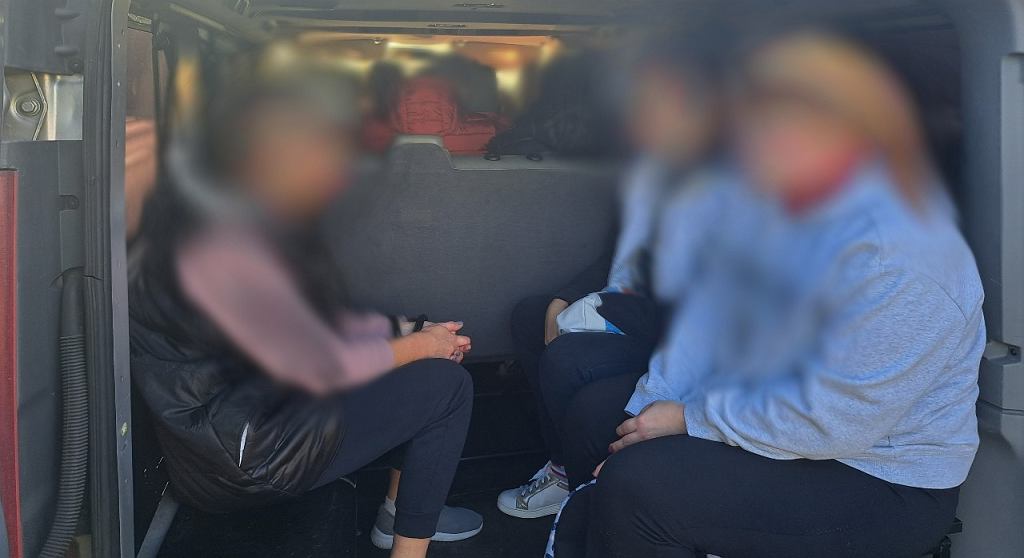 Тринадцать женщин в автобусе. Трое были в багажнике