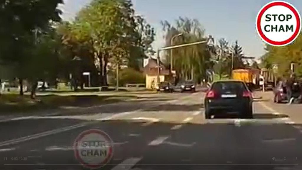Она смотрела. Она сбила беременную женщину [ВИДЕО]