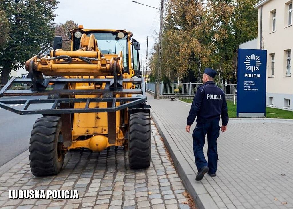 Он «одолжил» экскаватор, потому что хотел… произвести впечатление на своего друга. Затем он бросил ее перед полицейским участком.