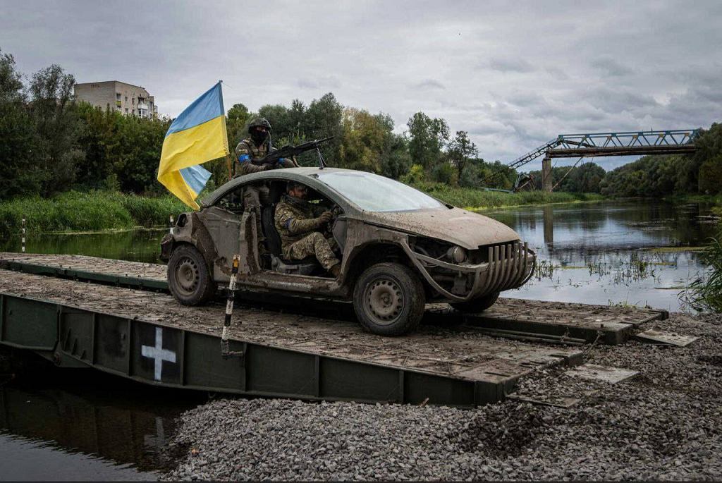 Украинцы переоборудовали легковой автомобиль Peugeot. Теперь этот кабриолет — ужас россиян